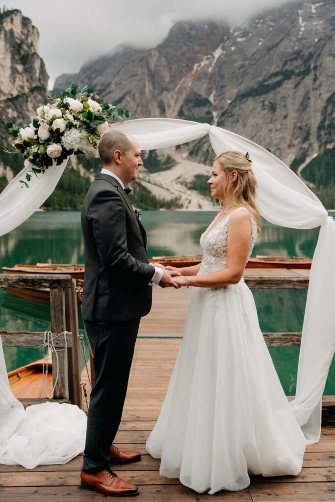 svatba v Itálii u jezera Lago di Braies